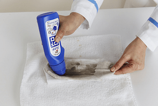 泥汚れ用の部分洗い剤をつける